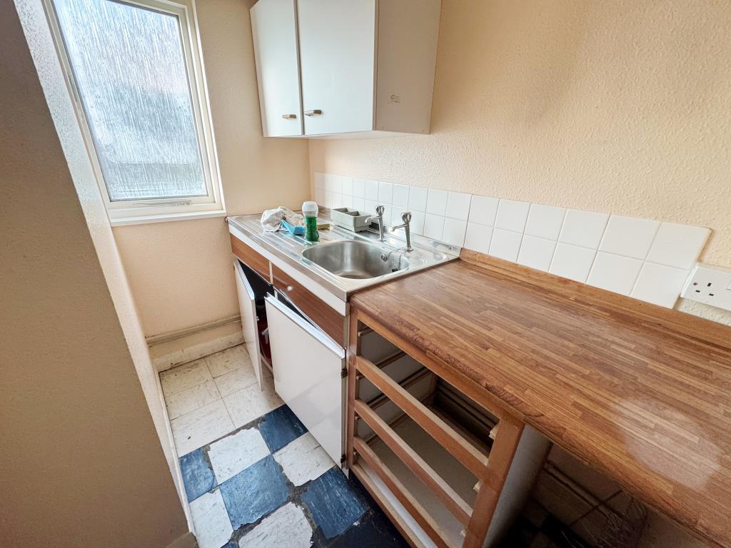 Lot: 43 - FREEHOLD OFFICES IN POPULAR VILLAGE WITH POTENTIAL - Kitchen